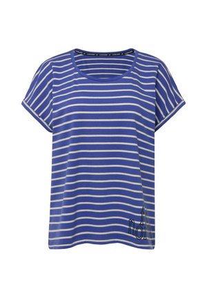 T-shirt a righe blu e bianche, maniche corte, scollatura rotonda, con dettagli testuali neri sulla parte anteriore inferiore. Tessuto morbido e leggero.