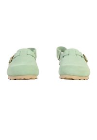 Mintgrønne træsko lavet af ruskind, med åben hæl, to stropper og beige gummisåler med et struktureret mønster.