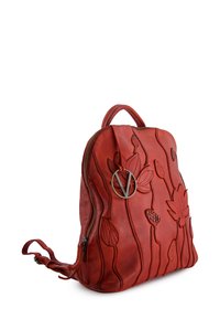 Czerwona skórzana plecak z kwiatowym tłoczeniem, zamek błyskawiczny, kieszeń boczna i okrąły detal metalowy. Teksturowana powierzchnia i usztywniony kształt.