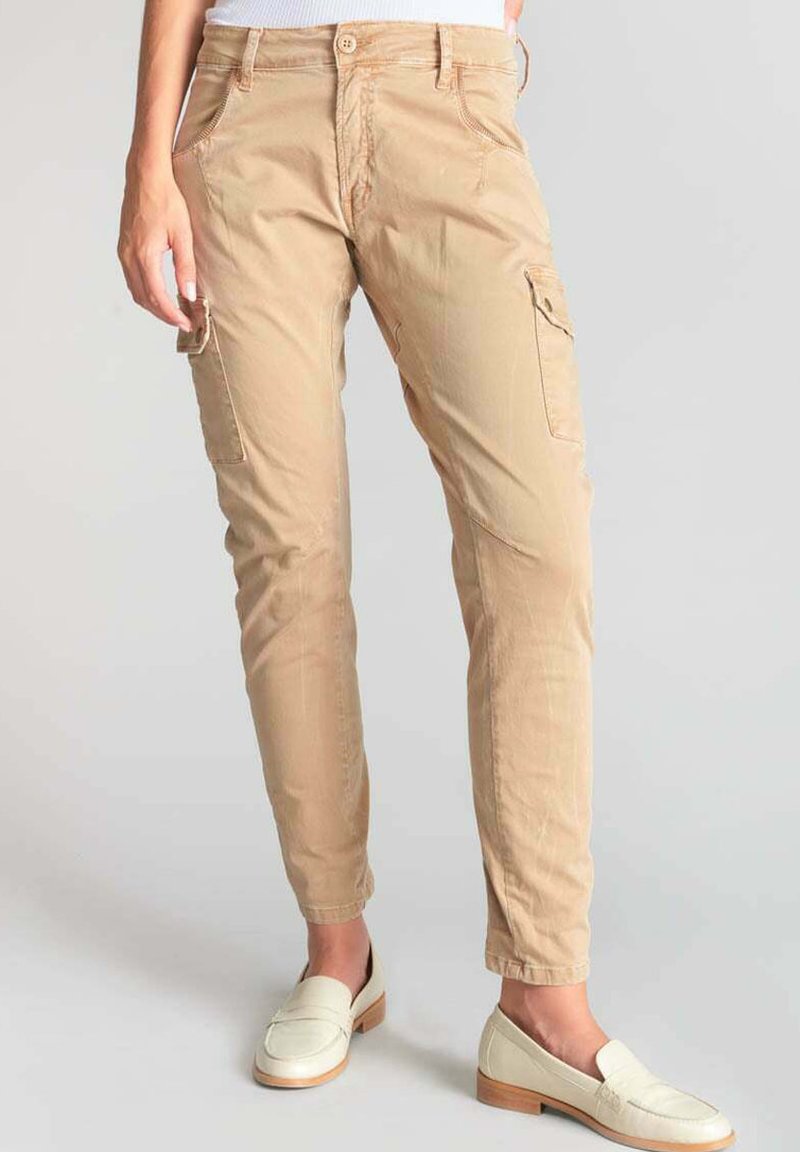 Pantalones cargo beige con un ajuste entallado, que presentan bolsillos frontales y laterales, cierre de botón y una tela ligera y texturizada.
