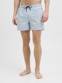 Lichtblauwe zwembroek met een elastische band, zwarte trekkoord en zijzakken. Gladde textuur met een subtiel patroon aan de zijkanten.