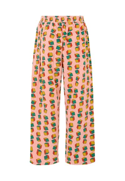Pantalons larges roses avec taille élastique, ornés d'un motif de dés colorés en rouge, bleu, vert et jaune. Texture de tissu lisse.
