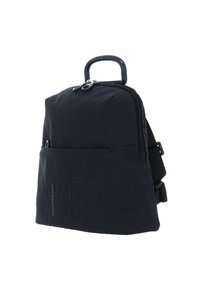 Zaino in nylon nero con superficie testurizzata, dotato di manico superiore, zip, tasca esterna e design minimalista.