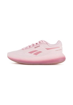 Shoe sportiv roz cu un superior din plasă respirabilă, suprafață texturată și o talpă în gradient care trece de la roz deschis la roz mai închis.