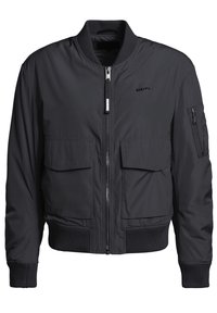 Veste bombardier noire avec fermeture éclair à l'avant, deux grandes poches à rabat, poignets et ourlet côtelés, et une poche zippée sur la manche gauche.