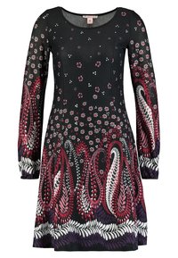Robe noire à manches longues avec un motif floral et paisley en blanc, rose et bordeaux. Tissu doux avec un corsage ajusté et une jupe évasée.