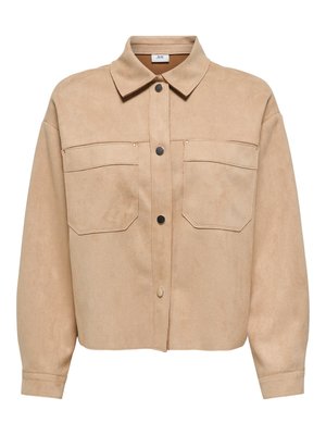 Beige faux ruskind knapjakke med spids krave, to forlommer, lange ærmer og sorte trykknapper ned foran.