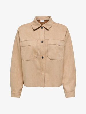 Veste beige en suédine synthétique à boutons, col pointu, deux poches plaquées devant, manches longues et boutons-pression noirs au centre.
