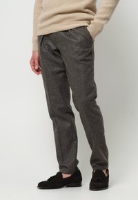 PROFUOMO Pantalones chinos - brown