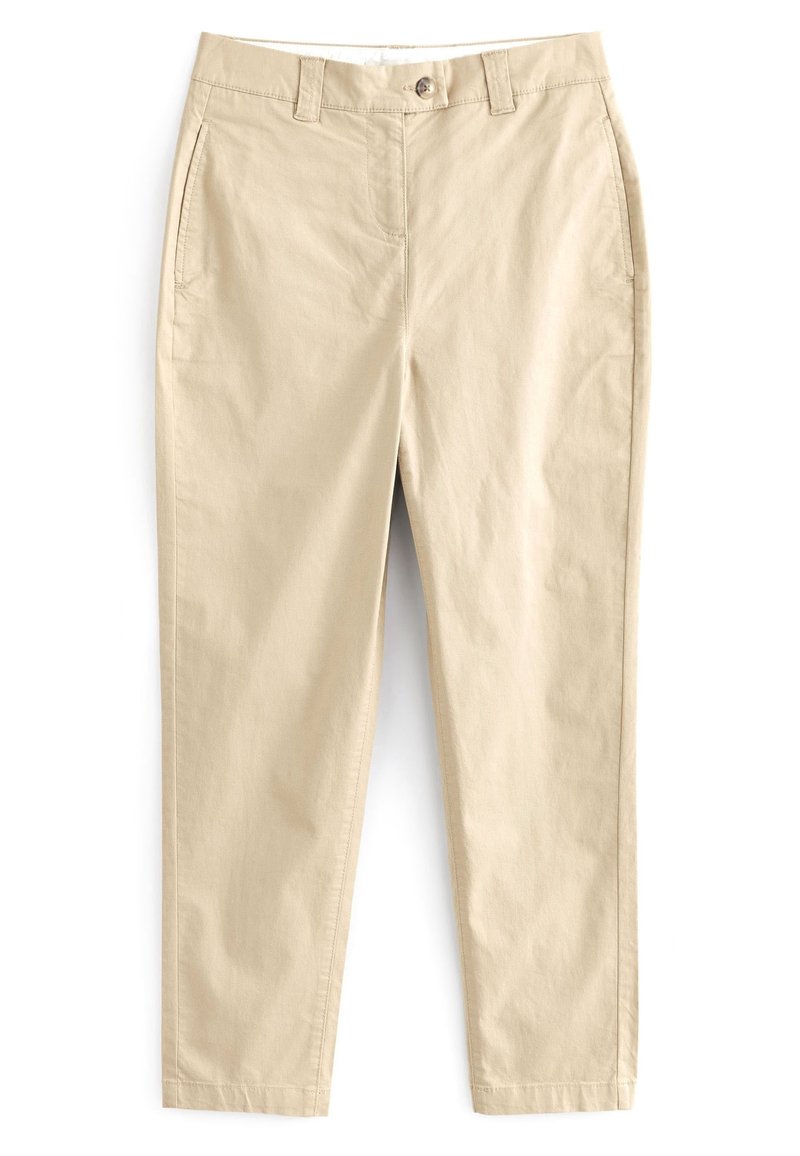 Beżowe spodnie proste z zapięciem na guzik i suwak, z paskiem i kieszeniami bocznymi, leżące na białym tle.