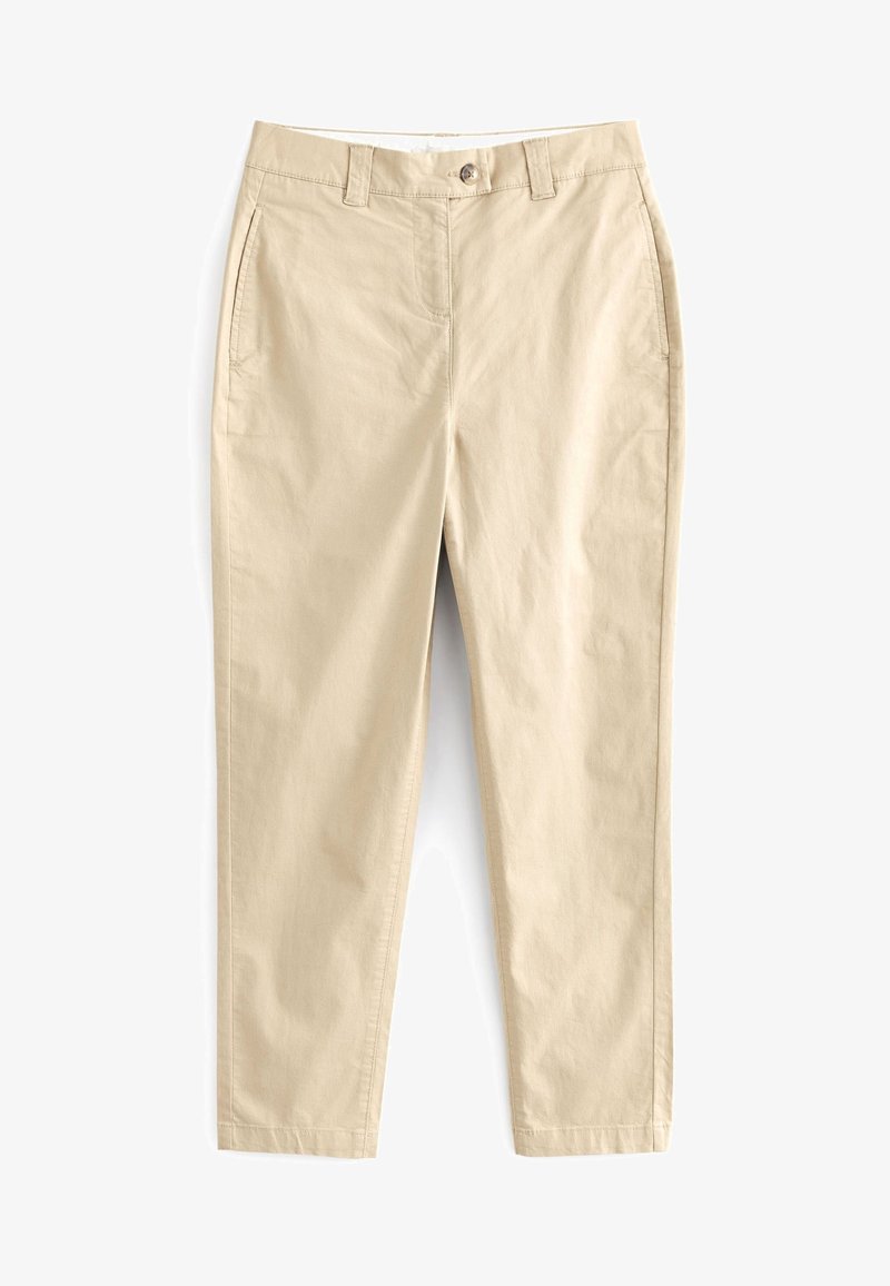 Beżowe spodnie proste z zapięciem na guzik i suwak, z paskiem i kieszeniami bocznymi, leżące na białym tle.