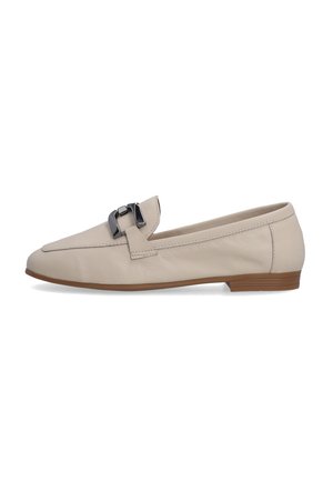 Beige Lederloafer mit kleinem Absatz, ausgestattet mit einer metallischen Schnalle an der Vorderseite und einer glatten Textur für ein minimalistisches Design.