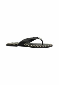 Zwarte flip-flops met een gladde leren bovenkant en kruisbanden, voorzien van een geweven rand, een platte zool en een metalen accentdetail.