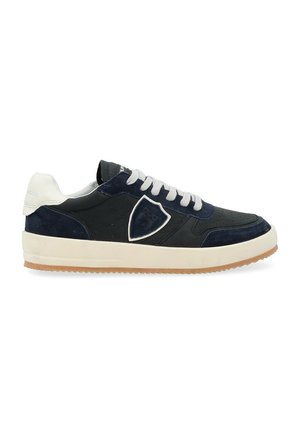 Baskets navy et noires en cuir et daim avec un bout rond, lacets blancs et semelle en caoutchouc beige. Avec un logo en forme de bouclier sur le côté.