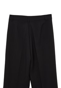 Pantaloni neri su misura realizzati in un tessuto liscio, con una vita plissettata e passanti per cintura. Il design è a gamba dritta e minimalista.
