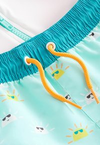 Next SUNSAFE SET - REGULAR FIT - Pantaloni de trening - green white smiles