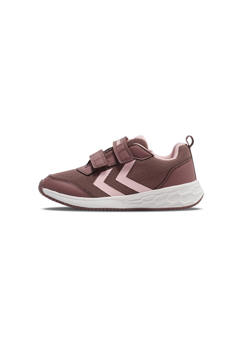 Kindersneakers in mauve met roze chevronstrepen, twee verstelbare banden, ademend mesh en een witte textuurzool.