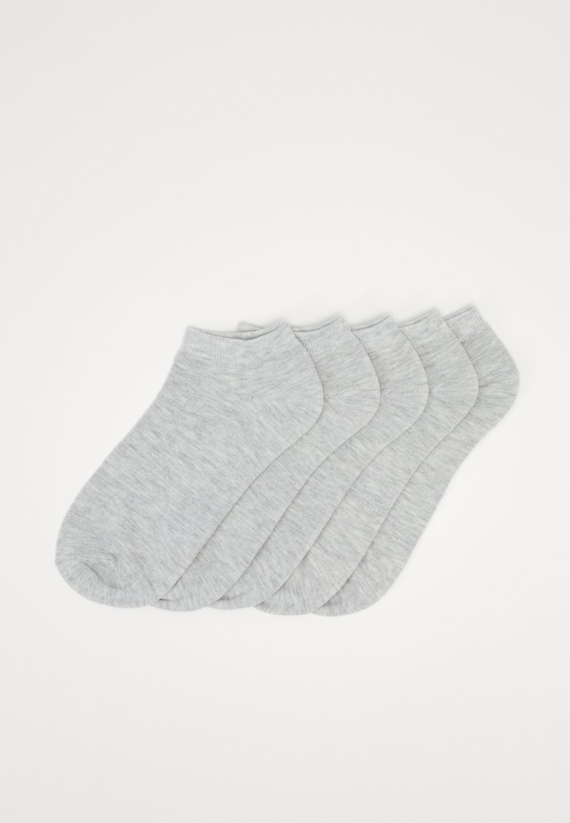 Graue Knöchelsocken, weiche Baumwollmischung, niedrig geschnittenes Design, fünf Paar, glatte Textur, minimalistischer Stil, gleichmäßige Farbe über das gesamte Paar.