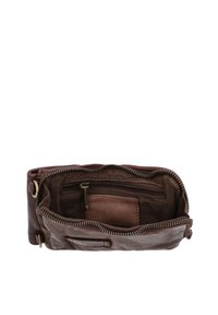Portafoglio in pelle marrone con chiusura a zip, scomparto per schede interna e piccolo taschino con zip. Design testurizzato con cuciture visibili.
