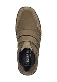 Scarpa in suede marrone con cinturini in velcro, punta arrotondata, superficie testurizzata e dettagli in blu navy. L'interno presenta il logo del marchio e una soletta perforata.