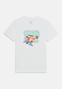 Λευκό βαμβακερό μπλουζάκι με πολύχρωμο γραφικό ενός χαρακτήρα που κρατάει μια μπάλα μπάσκετ, με κείμενο "NIKE" σε πράσινες και μπλε αποχρώσεις.