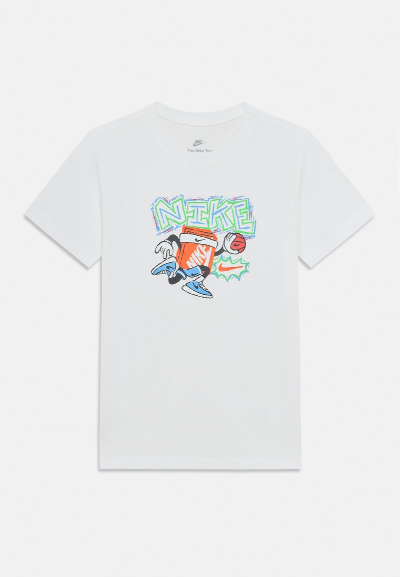 Λευκό βαμβακερό μπλουζάκι με πολύχρωμο γραφικό ενός χαρακτήρα που κρατάει μια μπάλα μπάσκετ, με κείμενο "NIKE" σε πράσινες και μπλε αποχρώσεις.