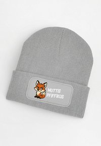 Gray knit beanie with a cuff, featuring a patch displaying a cartoon fox and the text "MUTTIS PFIFFIKUS" in white. Soft texture.