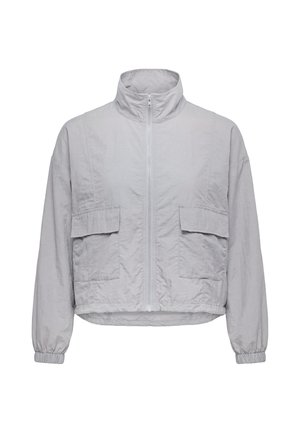 Hellgraue Jacke mit Reißverschluss und hohem Kragen, zwei großen aufgesetzten Taschen vorne, langen Ärmeln und elastischen Bündchen, gezeigt vor weißem Hintergrund.