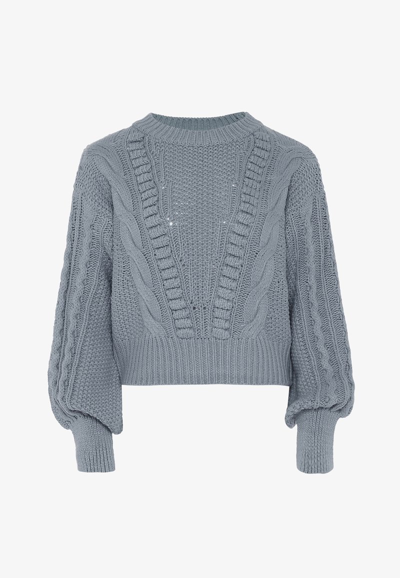 Szürke kötött pulóver széles bordás nyakkivágással, ballon ujjakkal és bonyolult fonott mintákkal. Texturált, cropped kivitel.