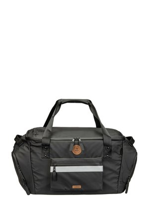 Sac de voyage noir avec double poignée, poche avant zippée dotée d'une bande réfléchissante, compartiments latéraux zippés, et écussons de marque marron.