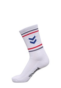 Hvide sportsstrømper med ribbet tekstur, røde og grå striber samt et blåt chevron-design. Brandnavnet "hummel" trykt ved anklen.