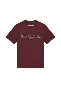 Bordeaux-kurzes T-Shirt mit weißem handgeschriebenem deutschen Text auf der Brust, der lautet: "Sochen habe ich mir schon immer gewünscht."