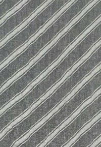 Tessuto grigio con strisce ondulate bianche, che mostra una trama testurizzata. Le strisce variano in larghezza, creando un motivo dinamico sulla superficie.