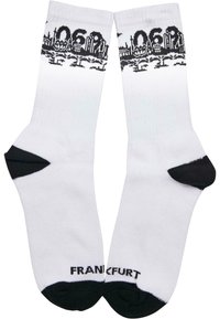 Weiße Socken mit einem schwarzen Stadt-Skyline-Grafik oben, schwarzen Fersen- und Zehenakzenten und mit "FRANKFURT" gekennzeichnet.
