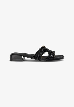 Sandalias de slide negras con dos correas anchas adornadas con textura decorativa y cuentas, y un bajo tacón cuadrado para mayor soporte.
