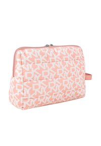 Bolsa de cosméticos acolchada rosa con un patrón geométrico blanco, cierre de cremallera, asa lateral y textura acolchada para durabilidad y estilo.