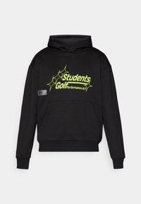 Svart hettegenser med tekst i lys gul "Students Golf Performance Art" og "glitrende" detaljer. Har en frontlomme.
