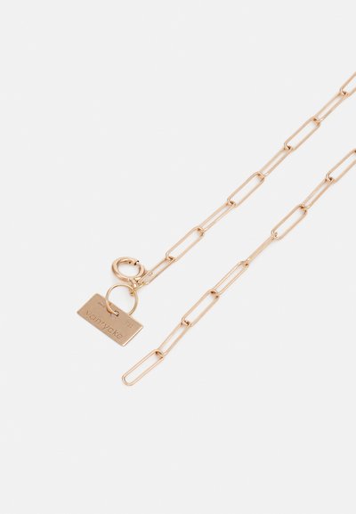 Colier din lant auriu, cu zale alungite, dotat cu un sistem de prindere tip carapace si o etichetă rectangulară gravată cu "vanrycke". Finisaj neted.