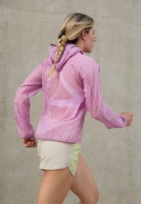 HOKA SKYFLOW JACKET - Vindjakke - pink twilight