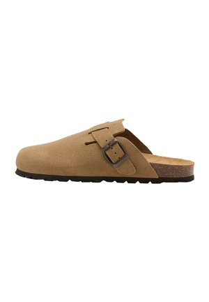 Zueco de ante marrón claro sin cordones con hebilla lateral ajustable y suela de goma negra, mostrado de lado sobre un fondo blanco.