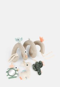 Weiche Plüschspielzeuge in Beige, darunter ein blauer Vogel, ein gestreigter Spiegel, ein cremfarbener Lama und ein grüner Kaktus mit kleinen Akzenten und Texturen.