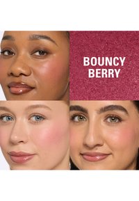 Bouncy Berry-blush har utseendet av en teksturert bærfarge, vist sammen med tre forskjellige hudtoner som demonstrerer produktet.