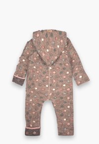 Brunt fleece rompers med hette, med prikkete mønster i rosa, blått og hvitt. Inkluderer rosa detaljer på mansjettene og glidelåsen.