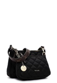 Borsa a tracolla nera trapuntata con tracolla regolabile marrone a motivo, zip argentata e ciondolo rotondo argento del marchio attaccato.