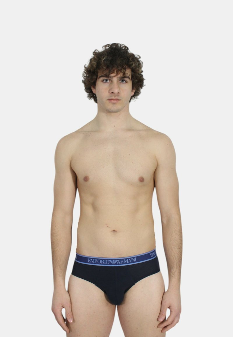 Slip neri con una fascia in vita blu con scritta "Emporio Armani". Materiale morbido ed elastico con un design aderente.