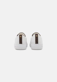 Sneakers in pelle bianca con accento del tallone a motivi marroni e dettaglio del logo dorato. Punta rotonda e design minimalista. Suola in gomma.