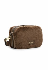 Borsa a tracolla in pelliccia sintetica marrone con chiusura a zip, forma rettangolare, dettagli in metallo dorato e una targa con il logo sul davanti.