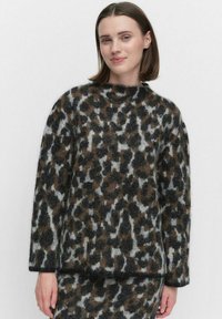 Leopardskinnetröja i mjukt, fluffigt material med rund halsringning och sänkta axlar. Dominerande färger är grå, svart och brun.