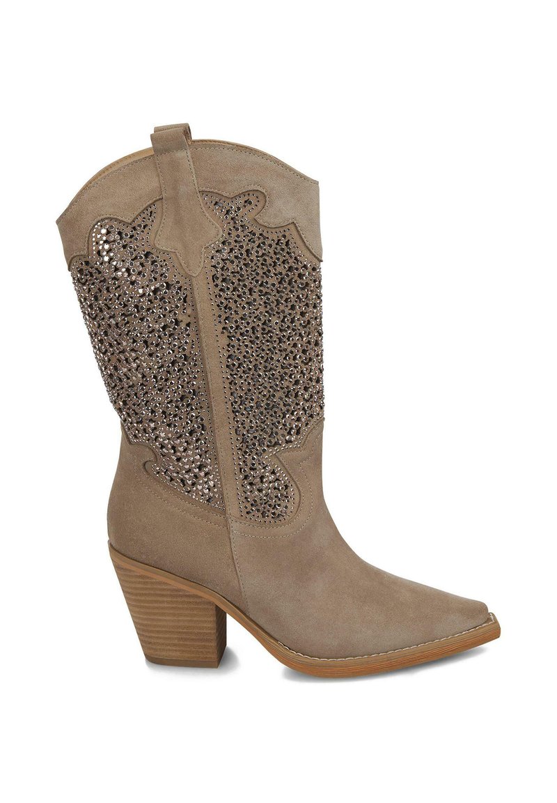Botas de cowboy de ante color marrón con lados decorados con purpurina, puntera puntiaguda y tacón cuadrado. Presentan un bordado decorativo en la parte superior.