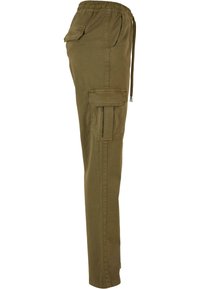 Pantalon cargo vert olive pour homme avec taille élastique, cordon latéral et poches à rabat sur la cuisse et la hanche.